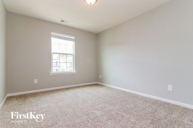 Building Photo - 708 Redbud Ln