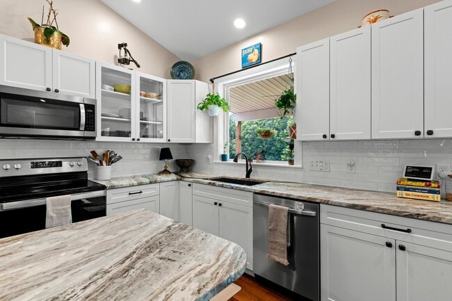Building Photo - Spacious and Inviting - Beautifully-Mainta...
