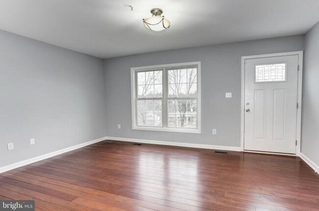 Building Photo - Spacious single family home with full basement