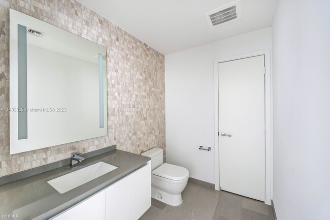 Building Photo - 2 br, 2 bath Condo - 88 SW 7th St Luxury r...