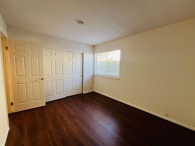 Building Photo - Spacious and Sparkling with New Paint 3 be...