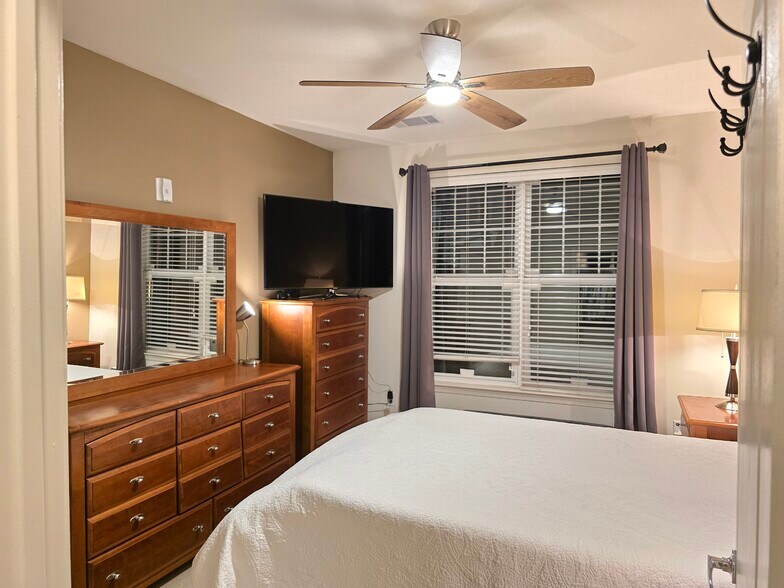 Building Photo - 350 W Elm St