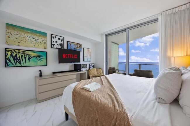 Building Photo - 4011 S Ocean Dr