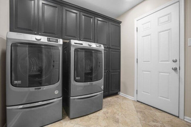 Building Photo - 6000 Blackstone Blvd