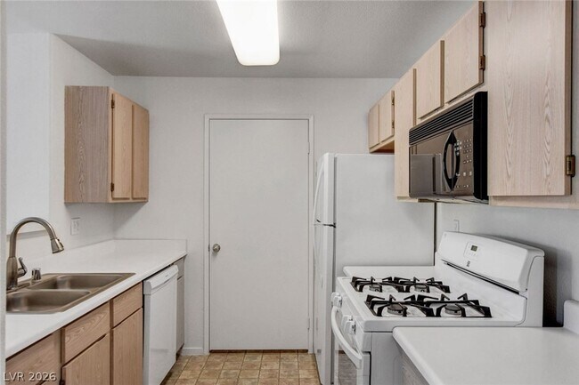 Building Photo - 7885 W Flamingo Rd
