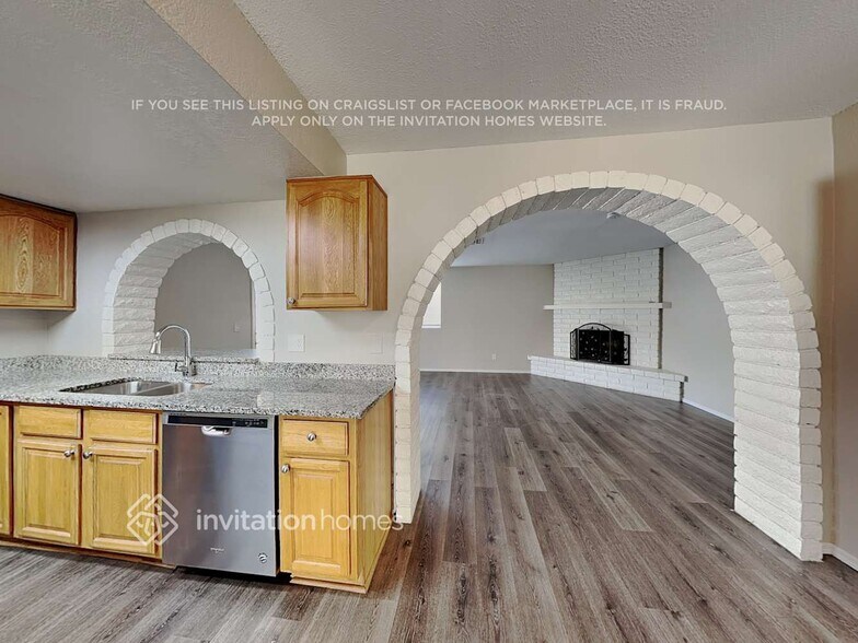 Building Photo - 1624 W Behrend Dr