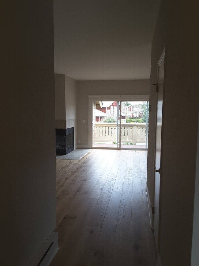 Building Photo - Newly Remodeled Condo Unit - Pet Friendly