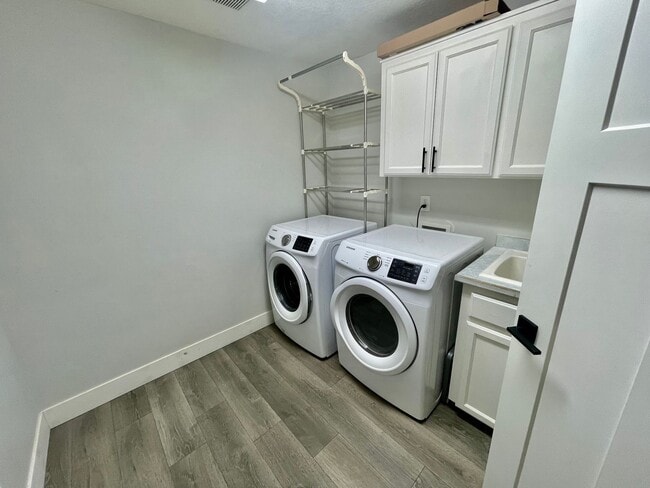 Building Photo - **$500 Move in Credit** 3 Bed/2 Bath Home.  Fresh and Modern Interior.  A/C, Garage, and Fenced Y...