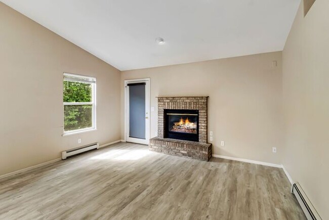 Building Photo - 3 bedroom home with fenced yard and garage...