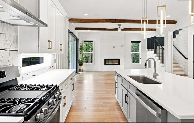 Building Photo - Luxurious Craftsman-style Home in Wake Forest