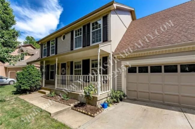 Building Photo - Classic Two Story 5 Bed 2.5 Bath Home in Blue Valley-Coming SOON!!