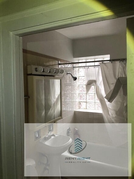 Building Photo - 3454 N Kedvale Ave