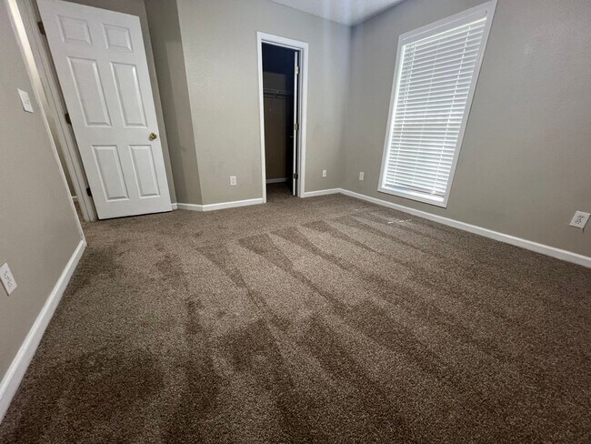 Building Photo - Auburn Townhome