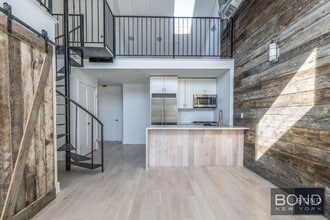 Building Photo - Amazing 2 Bedroom