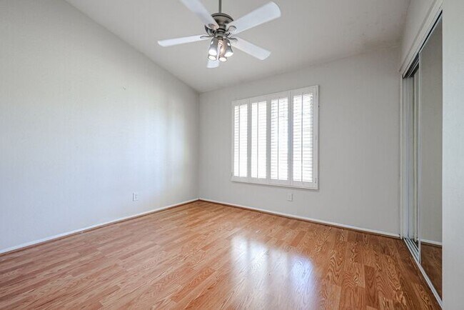 Building Photo - Welcome to this stunning 4 bedroom, 2 bath...