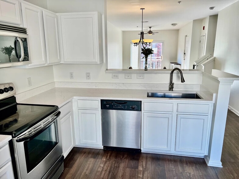 Building Photo - Room in Condo on Donatello Avenue