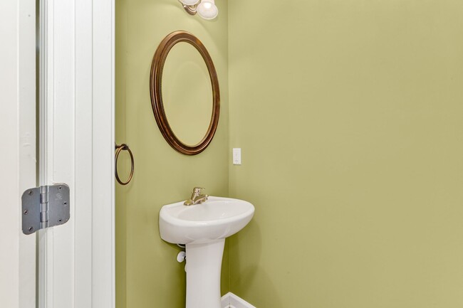 Building Photo - Gorgeous Market Common Townhome w/ Garage
