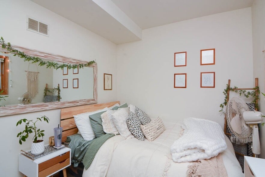 Building Photo - 1332 N Wolcott Ave