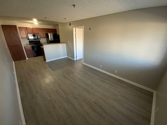 Building Photo - 1 BEDROOM 3RD FLOOR CONDO CLOSE TO UNLV/AIRPORT & LV STRIP!