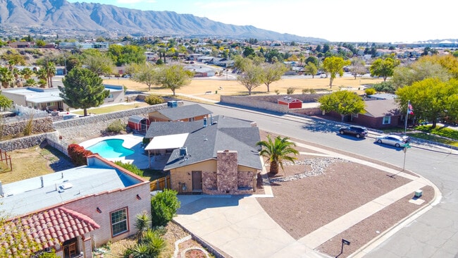 Building Photo - 816 Marimba Dr