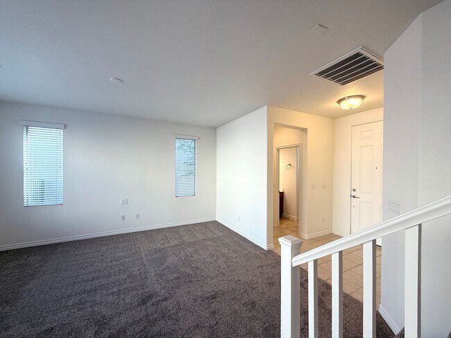 Building Photo - Beautiful 3 bedroom 2.5 bath Home in Provi...