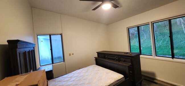 Building Photo - Finleyville 3 Bedroom 1.5 Bath Single Family Ranch Home