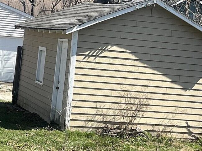 Building Photo - 3 Bedroom Near Irvington-Emerson Heights