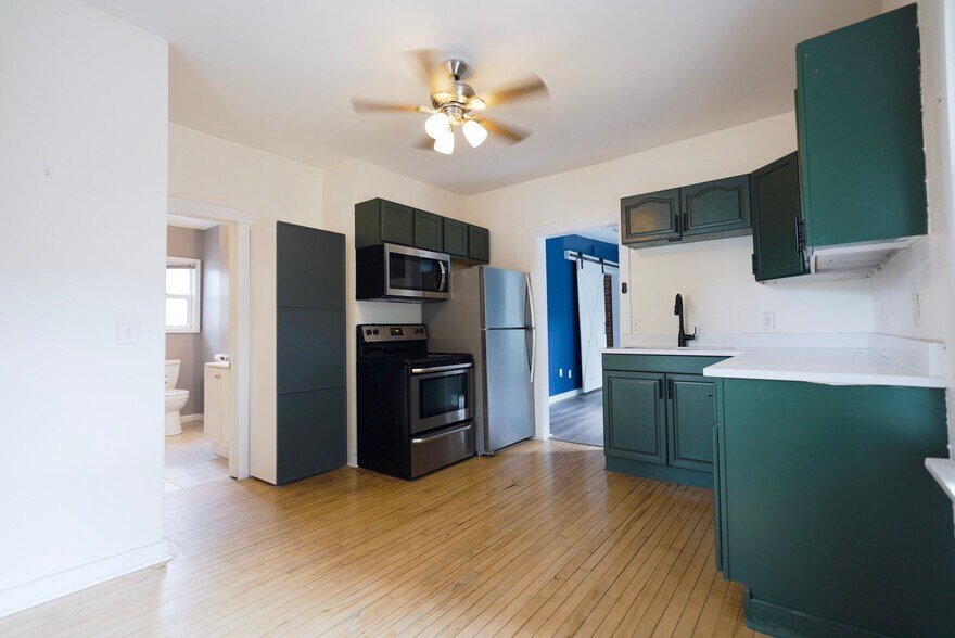 Kitchen - 1035 Victoria St N