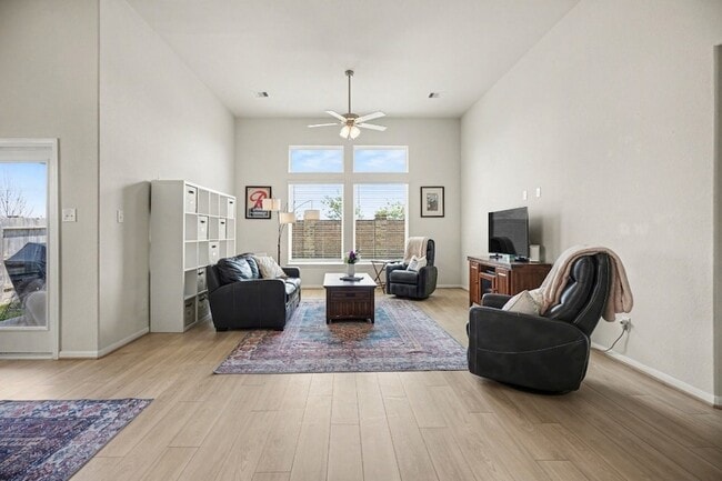 Building Photo - 2214 Lierna Dr