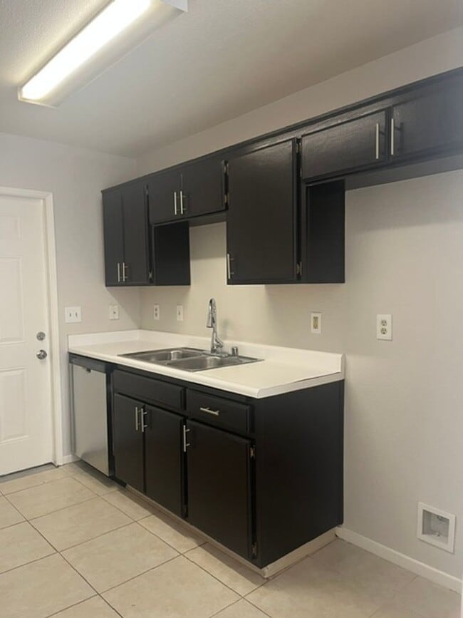 Building Photo - 3106 Brookside Dr