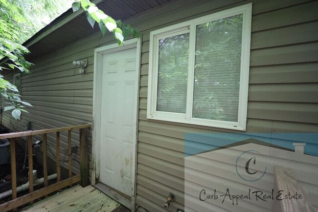 Building Photo - Recently renovated 2 bed 1 bath apartment ...