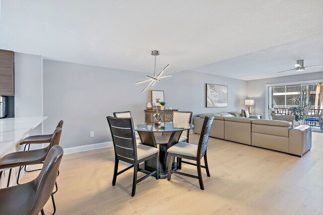 Building Photo - Impeccably Furnished Annual Rental Townhom...