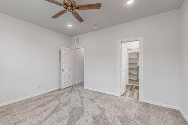 Building Photo - 4 Bed 3 Bath Luxurious Townhome in Frisco!