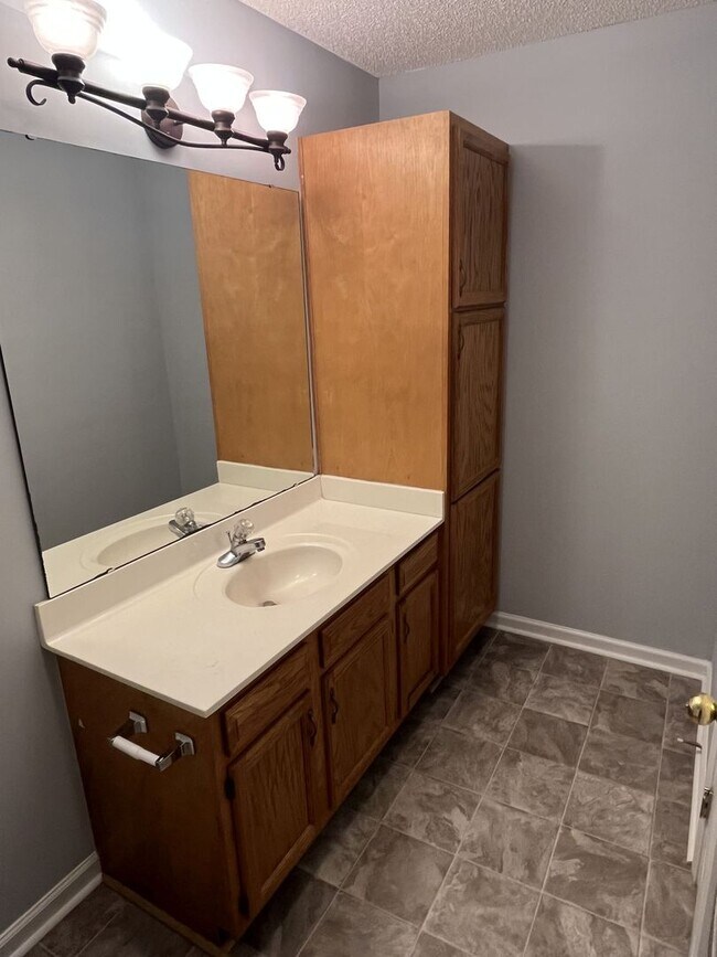 Building Photo - Great 3 Bed, 2 Bath Ranch home in Concord'...