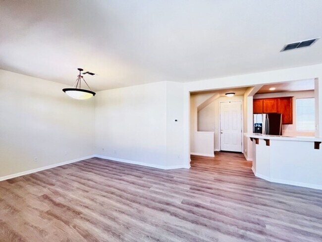 Building Photo - Beautiful 3BD/2.5BA Tri-Level Gallery Walk...