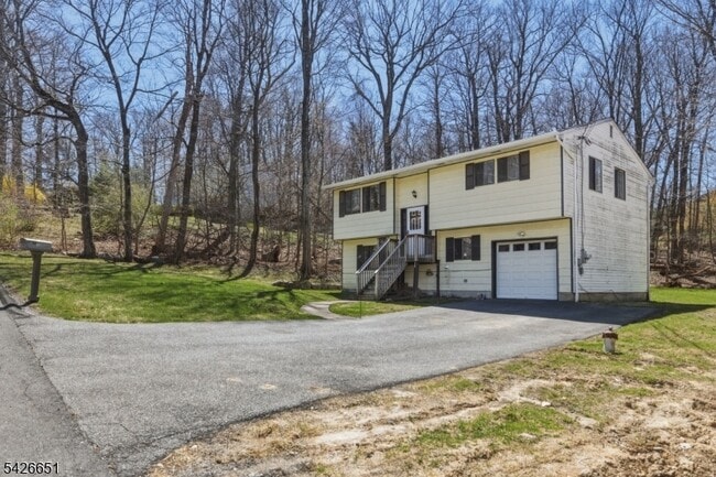 Building Photo - 15 Karen Rd