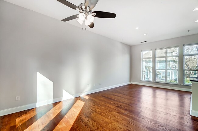 Building Photo - Beautiful Townhome in First Ward!