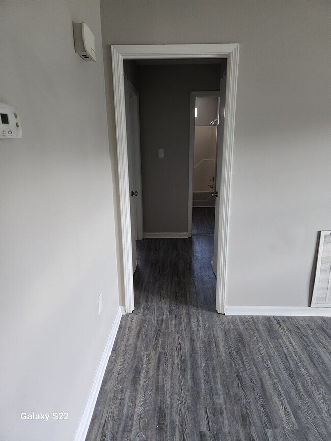 Building Photo - Two Bedroom, One Bath Apartment for Rent