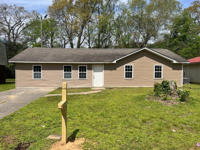 Primary Photo - 4 bedroom 1 bathroom home in University Manor