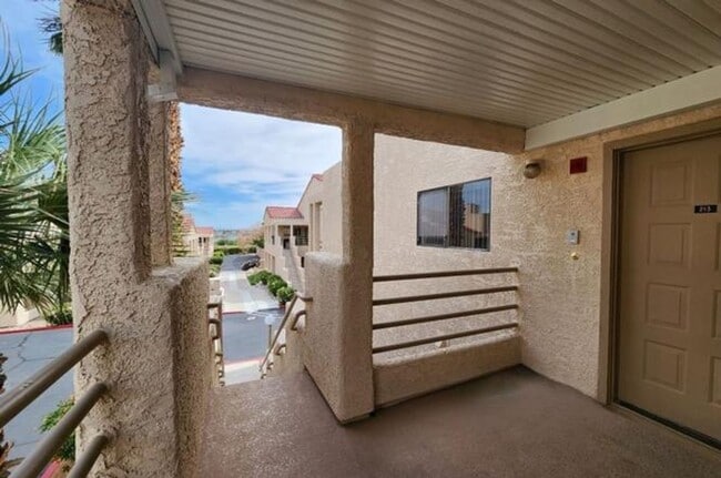 Building Photo - LARGE SECOND FLOOR CONDO