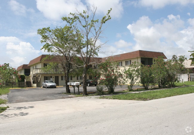 Building Photo - 932 W Kalmia Dr