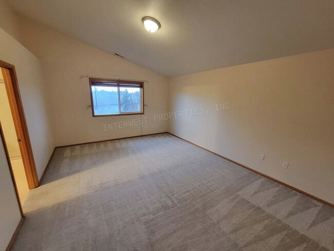 Building Photo - *1ST MONTH'S RENT FREE PROMO* Large 3 Bed 2.5Ba Vancouver Beauty W/ Gas Fireplace, Dog Run, Fence...