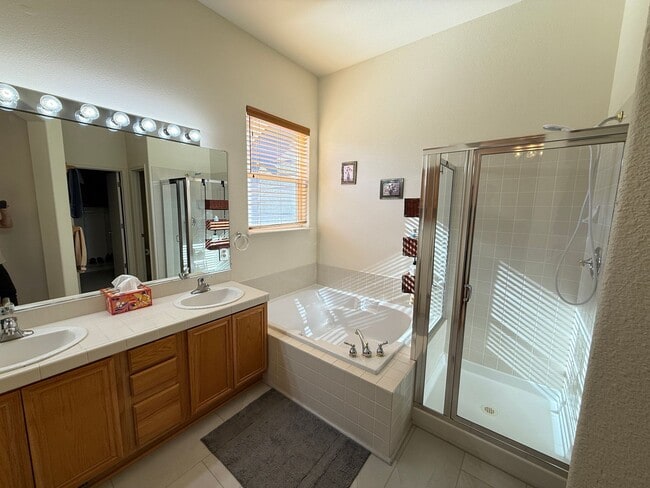 Building Photo - Beautiful 3 Bedrooms, 2 Baths with a 3 Car...