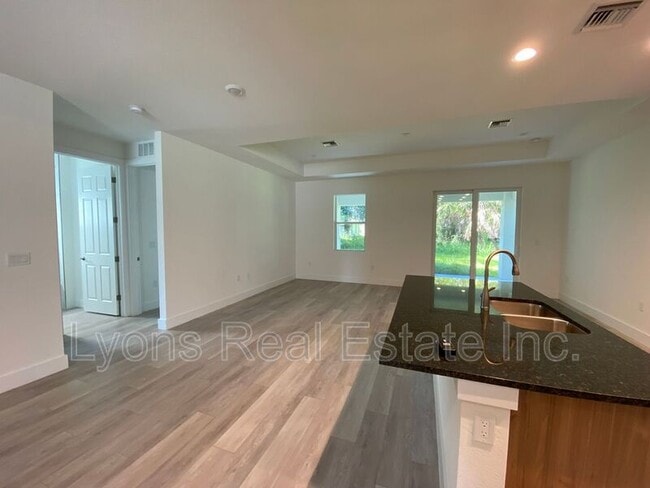 Building Photo - 2635 Starview Ave