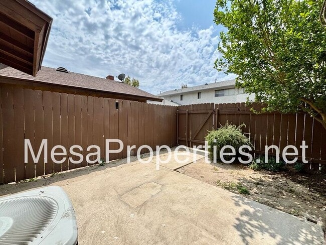 Building Photo - 1749 E Fairfield Ct