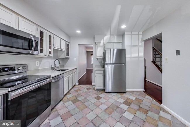 Building Photo - 3027 Mozart Dr