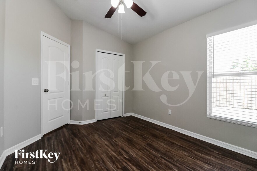 Building Photo - 905 Lake Shore Ranch Dr