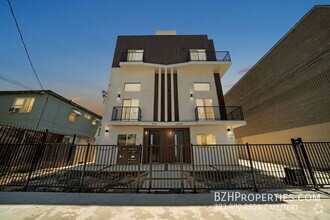 Building Photo - Beautiful Modern Duplex in the heart of No...