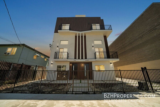 Building Photo - Beautiful Modern Duplex in the heart of No...