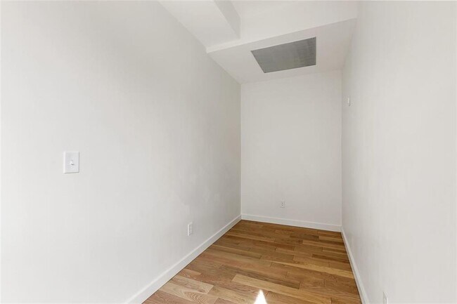 Building Photo - 71 Richmond St